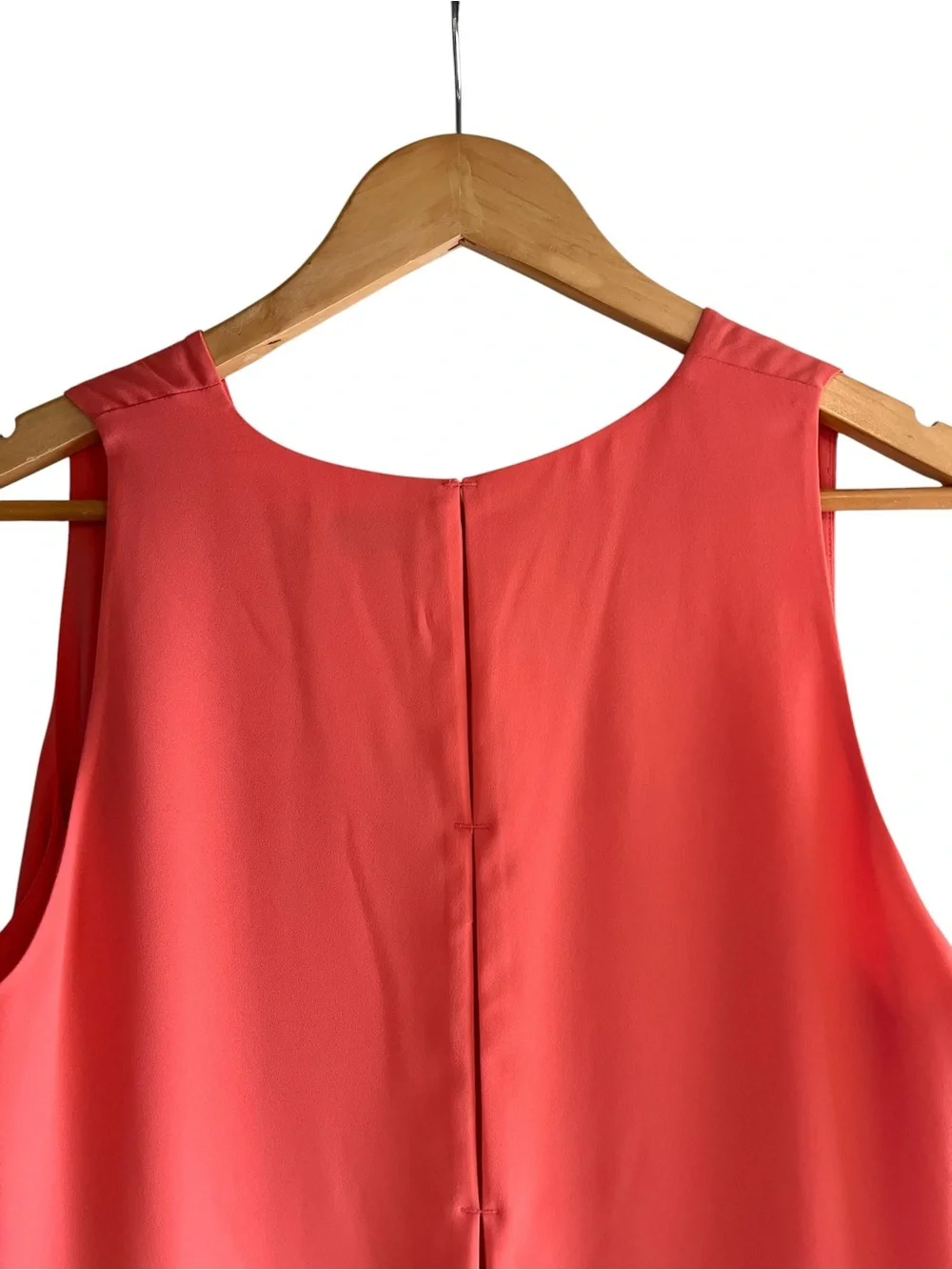 Babaton sleeveless Maddox blouse in
Coral with cut outs size M excellent conditi - Picture 8 of 12
